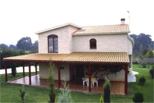 Fachada realizada com bloco cor salmão
